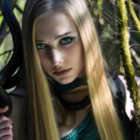 Étudiante à Poudlard Serpentard Femme 18 ans peau claire longs cheveux blonds platine yeux pairs (vert) 1m64 mystérieuse rêveuse extravertie  dans la Forêt interdite avec un Hypogriff noir